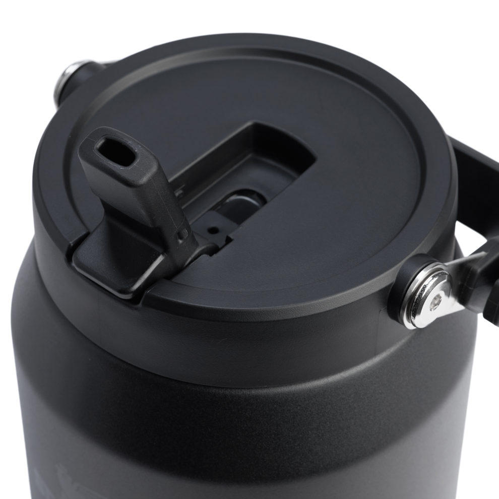 Stanley 1913 The IceFlow™ Flip Straw 2.0 Jug in Black 2.0